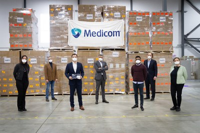 From left to right: Natasha Houde, VP Manufacturing, Medicom; Guillaume Laverdure, COO, Medicom; Olivier Bertin-Mahieux, Executive Director, Paul G&eacute;rin-Lajoie Foundation; Ronald Reuben, Founder and CEO, Medicom; Gopinath Jeyabalaratnam, Director of Public Affairs, Medicom; John Tourlas, President North America, Medicom; Julianna Egressy, VP Supply Chain / Photo: Medicom (CNW Group/AMD Medicom Inc.)