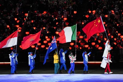 Atletas participam da cerimônia de encerramento dos Jogos Olímpicos de Inverno de 2022 no Estádio Nacional em Pequim, em 20 de fevereiro de 2022. /CFP (PRNewsfoto/CGTN)
