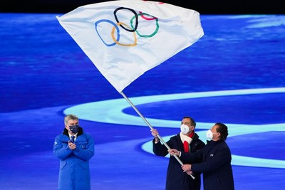 Beppe Sala (centro), prefeito de Milão, e Gianpietro Gedina (direita), prefeito de Cortina d'Ampezzo, seguram a bandeira olímpica na cerimônia de encerramento dos Jogos Olímpicos de Inverno de 2022 no Estádio Nacional em Pequim, em 20 de fevereiro de 2022. /CFP (PRNewsfoto/CGTN)