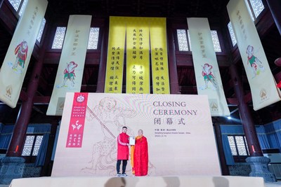 Shi Yongxin, abad del templo Shaolin, entrega su premio a un ganador de los juegos en línea de Shaolin Kung-Fu. (PRNewsfoto/Shaolin Temple)
