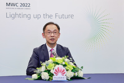 Ryan Ding proferindo um discurso (PRNewsfoto/Huawei)