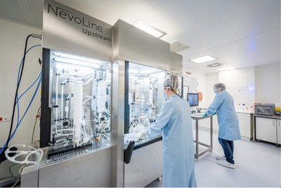 Exothera’s development technician operating the NevoLine™ Upstream platform (Univercells Technologies)