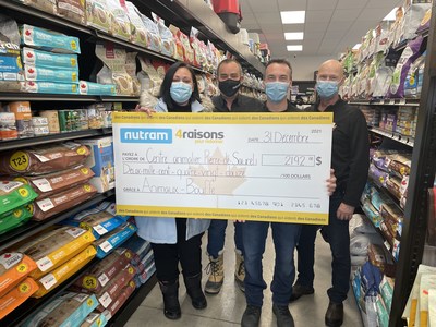 Centre animalier Pierre-De Saurel cheque for $2,192, courtesy of Nutram Pet Products and Animaux Bouffe, QC (Groupe CNW/Nutram Pet Products Inc.)