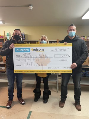 Comptoir Alimentaire de Sept-Iles receives cheque for $1,512, courtesy of Nutram Pet Products and La Griffe Sant, Trois-Rivires, QC (Groupe CNW/Nutram Pet Products Inc.)