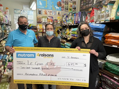 Le Grain d'Sel receives cheque for $675, courtesy of Nutram Pet Products and Albert Et Moi, Beloeil, QC (Groupe CNW/Nutram Pet Products Inc.)
