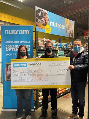 Les flins sans toit receives cheque for $2,948, courtesy of Nutram Pet Products and Alimentation O'Crock, Victoriaville, QC (Groupe CNW/Nutram Pet Products Inc.)