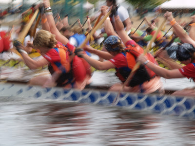 Paddlers competing at the Tim Hortons Ottawa Dragon Boat Festival (CNW Group/Ottawa Dragon Boat Festival)