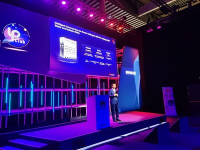 Steven Zhao, Vice President of Huawei Data Communication Product Line, unveiled the intelligent universal-service router NetEngine 8000 F8