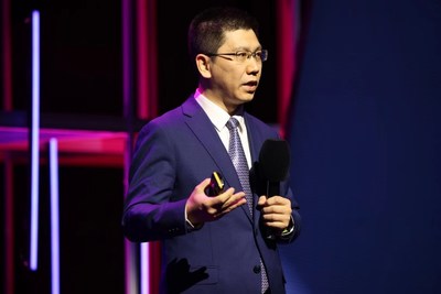 Steven Zhao, vicepresidente de la Línea de Productos de Comunicación de Datos de Huawei, pronunció un discurso de apertura titulado "Avancemos más rápido a la era digital con la red inteligente en la nube" (PRNewsfoto/)