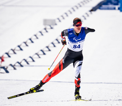 Mark Arendz a ski vers la mdaille de bronze dans la vitesse de biathlon masculin debout lors du jour un des Jeux paralympiques d'hiver de Beijing 2022. 
PHOTO: Comit paralympique canadien (Groupe CNW/Canadian Paralympic Committee (Sponsorships))