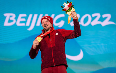 Tyler Turner reparti avec la mdaille d'or en parasnowboard cross masculin aux Jeux paralympiques d'hiver de 2022  Beijing. C'est la premire victoire du Canada dans ce sport aux Jeux. PHOTO: Comit paralympique canadien (Groupe CNW/Canadian Paralympic Committee (Sponsorships))