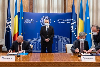Rock Tech's Chairman, Dirk Harbecke, and Virgil Popescu, the Minister of Energy for Romania, sign the Memorandum of Understanding (CNW Group/Rock Tech Lithium Inc.)