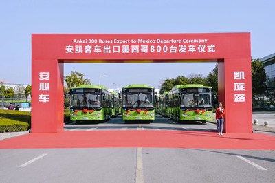Foto tirada em 8 de março mostra a cerimônia de partida para a exportação de 800 ônibus de gás natural da Ankai para o México realizada na província de Anhui, no leste da China. (PRNewsfoto/Xinhua Silk Road)
