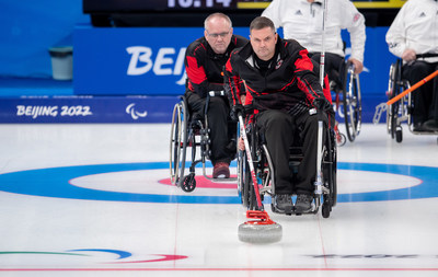 Mark Ideson, Dennis Thiessen et l'quipe canadienne de curling en fauteuil en roulant vise une participation  la demi-finale. PHOTO: Comit paralympique canadien (Groupe CNW/Canadian Paralympic Committee (Sponsorships))