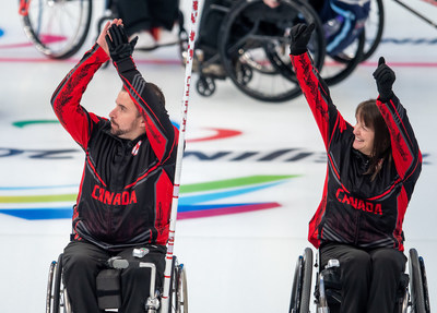 Jon Thurston et Ina Forrest clbrent aprs avoir obtenu leur laissez-passer pour la demi-finale de curling en fauteuil roulant. PHOTO: Comit paralympique canadien (Groupe CNW/Canadian Paralympic Committee (Sponsorships))