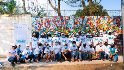 Young people from the community of Cofradia carry out an intervention at a public school in the Cortes department of Honduras with the support of artist Denis Berrios in collaboration with local implementing partner FUNADEH (Fundación Nacional para el Desarrollo de Honduras).