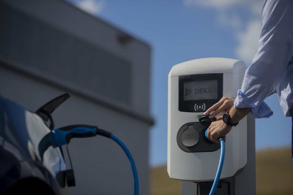 CALIFORNIA ENERGY COMMISSION SELECTS DEKRA TO ESTABLISH VEHICLE-GRID INNOVATION LABORATORY (ViGIL) - Vimarsana News