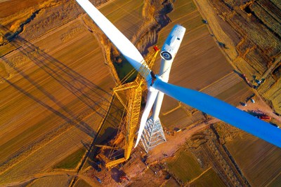 O XGC15000A da NXCMG estabelece novo recorde de içamento de turbina eólica de mais de 170 metros de altura, apoiando a construção da energia de baixo carbono. (PRNewsfoto/XCMG)