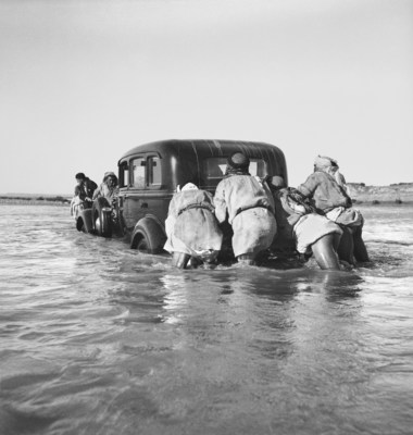 Annemarie Schwarzenbach, Crossing the Great Zab River, Iraq, 1935. Courtesy the Zentrum Paul Klee, Bern and Swiss Literature Archive and Swiss National Library, Bern. Estate of Annemarie Schwarzenbach.