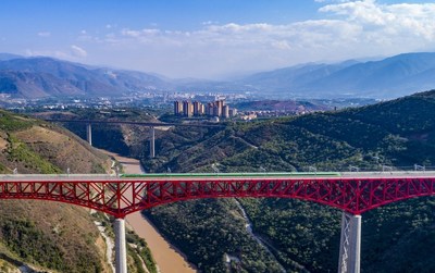 Aerial photo shows a train crossing the Yuanjiang major bridge over the Yuanjiang River in southwest China's Yunnan Province, Jan. 18, 2022. (Xinhua/Chen Xinbo)