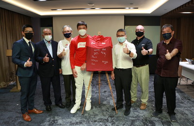 (L-R) Mr Samuel Koh, Yeo’s Group CEO; S Chandra Das, Special Advisor to Yeo’s; Mr Jevan Tan, Vice President of Singapore Sailing Federation EXCO; Maximilian Maeder, World Kitefoiling Champion; Mr Edwin Tong, Minister for Culture, Community and Youth & Second Minister for Law; Mr Richard Gordon, Senior Director & Head of High Performance & Athlete Life, Singapore Sports Institute; and Mr Sitoh Yih Pin, Chairperson, Government Parliamentary Committee for Culture, Community and Youth (L-R) Mr Samuel Koh, Yeo’s Group CEO; S Chandra Das, Special Advisor to Yeo’s; Mr Jevan Tan, Vice President of Singapore Sailing Federation EXCO; Maximilian Maeder, World Kitefoiling Champion; Mr Edwin Tong, Minister for Culture, Community and Youth & Second Minister for Law; Mr Richard Gordon, Senior Director & Head of High Performance & Athlete Life, Singapore Sports Institute; and Mr Sitoh Yih Pin, Chairperson, Government Parliamentary Committee for Culture, Community and Youth