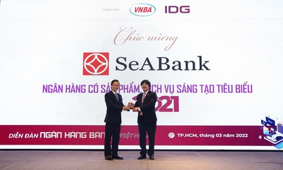 SeABank honored to receive two awards of Vietnam Outstanding Banking 2021 (PRNewsfoto/SeABank)