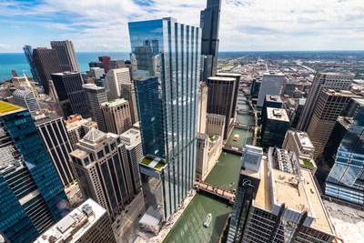 110 North Wacker Drive along the Chicago River (Nick Ulivieri Photography)