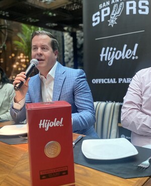 Tomáran Híjole en el AT&amp;T Center de los Spurs