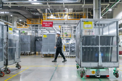 Automated guided vehicles (AGVs) leveraging stable 5G network connectivity to transport parts and materials to anywhere on site.