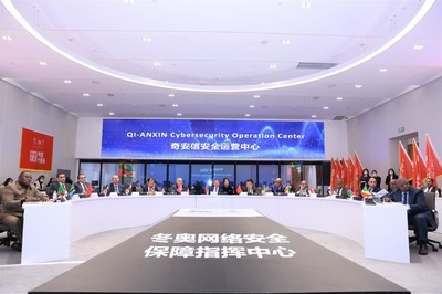 Veinte diplomáticos de 18 países visitaron QI-ANXIN el 30 de marzo por la mañana. (PRNewsfoto/QI-ANXIN)