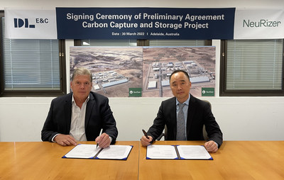 DL E&C CEO Chang-min Ma (right) signed a preliminary agreement with Managing Director Phil Staveley of NeuRizer (left) to perform conceptual design and front-end engineering and design for the construction of carbon capture, utilization and storage facilities.