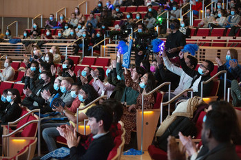 Audience members cheered on the presenters and voted for the "crowd favorite" in each track. (Photo credit: Evgenia Eliseeva)