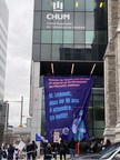 Déploiement d'une gigantesque bannière au Centre hospitalier universitaire de Montréal (CHUM) pour un règlement pour les PRDM
