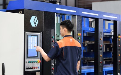King Steel’s employees using digital twin technology to operate the equipment