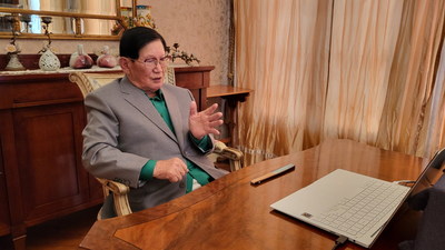 O presidente Lee, da Igreja Shincheonji, falando com pastores e repórteres durante a conferência de imprensa de 2 de Abril