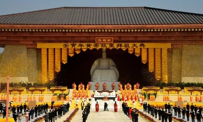 The guests bowed to the statue of the Yellow Emperor with great reverence.