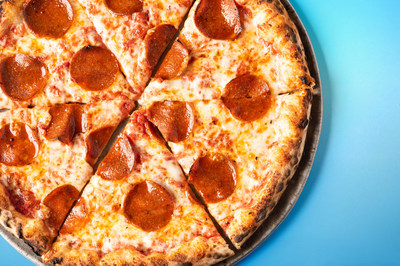 Hormel Foods and its Happy Little Plants® pepperoni-style topping offer pizzaiolos a perfect way to add the burst of flavor people love and expect from real-meat pepperoni, with a plant-based spin.