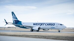 Le premier avion-cargo Boeing 737-800 converti de WestJet Cargo atterrit à Calgary