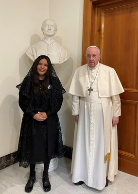 Jessica Sarowitz, productora ejecutiva de “With This Light”, con su santidad el papa Francisco (PRNewsfoto/Miraflores Films)