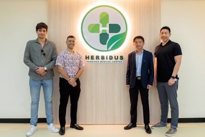 Second from right: Dr. Sithiphol Chinnapongse (MD, EMBA), CEO Herbidus (CNW Group/Australis Capital Inc.)