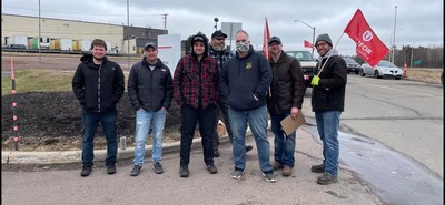 Des membres sur le piquet de grve d'Acadia Toyota,  Moncton (Groupe CNW/Le Syndicat Unifor)
