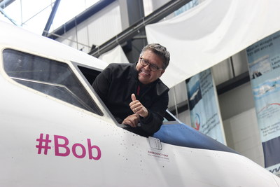 Bob Cummings dans un avion de Swoop #Bob (Groupe CNW/WESTJET, an Alberta Partnership)
