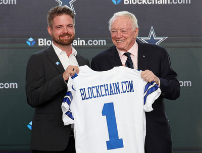 Cowboys Owner Jerry Jones presents Blockchain.com CEO Peter Smith with jersey after announcing historic partnership