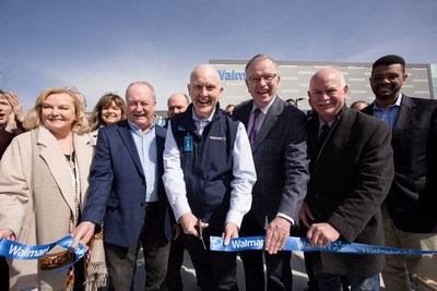 MP Kerry-Lynne Findlay, South Surrey, Minister Bruce Ralston, John Bayliss, EVP, Transformation Officer, Walmart Canada, Mayor of Surrey Doug McCallum, MLA Garry Begg, Jason Evans, VP, International Realty & Supply Chain, Walmart. (CNW Group/Walmart Canada Corp.)