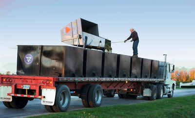 Grape grower Albrecht Seeger, at his farm in Niagara-on-the-Lake, helps unload wine grapes into bins for transport during the 2018 harvest. (CNW Group/Grape Growers of Ontario)