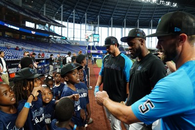 While kids and coaches from Boys & Girls Clubs of Miami-Dade’s Northwest Club stepped onto the big-league field to watch batting practice before the Marlin’s Home Opener at loanDepot park, Marlins players Payton Henry, Bryan De La Cruz, and Jon Berti surprised them with a special pep-talk. The Club is a beneficiary of loanDepot’s “Runs Scored” program, donating $50 for every Marlins run scored at loanDepot park during the 2022 season to the Marlins Foundation.
