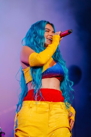 KAROL G BRILHA NO COACHELLA ENCANTANDO MILHARES DE PESSOAS COM UMA APRESENTAÇÃO IMPACTANTE E EMPOLGANTE