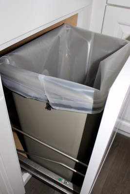 This can liner replaces 1000's of single-use plastic trash bags over it's lifetime, and is easily rinsed clean between uses.