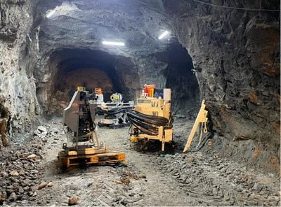 On April 6, 2022, Silver Mountain Resources informed the Ministry of Energy and Mines (MINEM) in Peru about lifting the temporary suspension of activities. This written interaction with the relevant authorities allows the Company to advance with this underground exploration drilling. (CNW Group/Silver Mountain Resources Inc.)