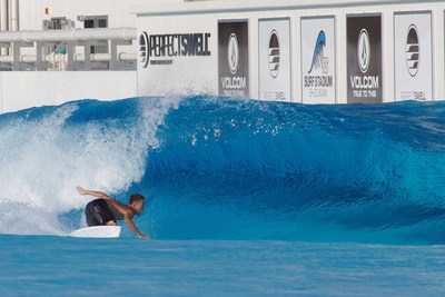 Shun Murakami se prpare aux comptitions de surf olympique en ralisant un virage en bas de vague en vue de la prochaine manoeuvre. (PRNewsfoto/American Wave Machines, Inc.)
